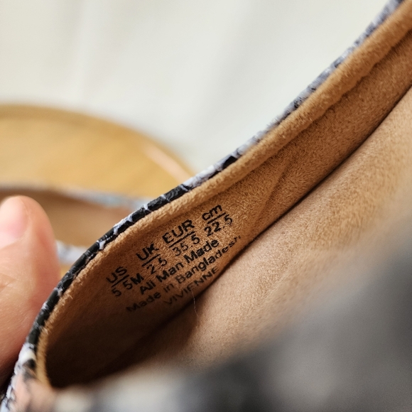 Naturalizer Vivienne Snake Skin Flats - Picture 8 of 9